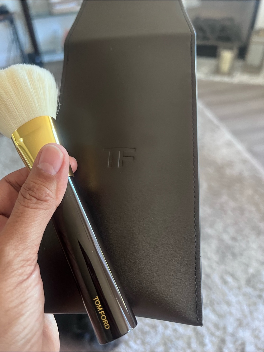 Tom Ford Cream Bristles with Gold Ferrule Powder Brush - Picture 7 of 9